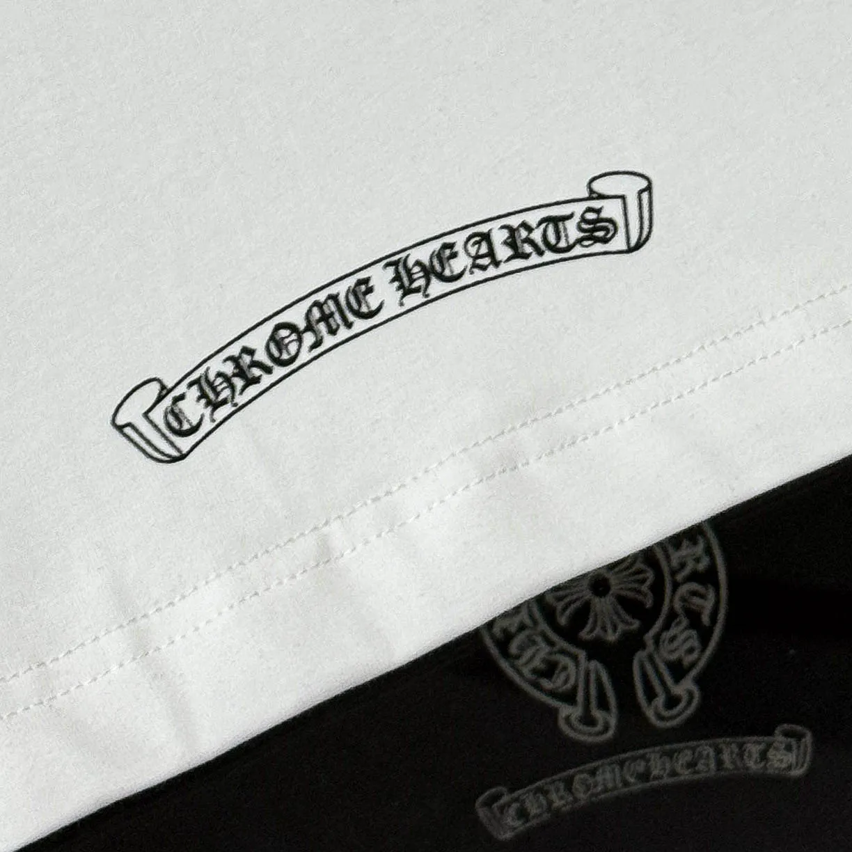 P170 Chrome Hearts Chrome Hearts 25 high-end versions. The fabric is made of 300 grams of high-density pure cotton. It does not deform or shrink. It has three labels. It is the same style for men and women. Technology: Digital printing. Color: White. Black. SIZE: S-XL.